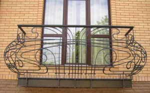 Французский балкон с кованным ограждением