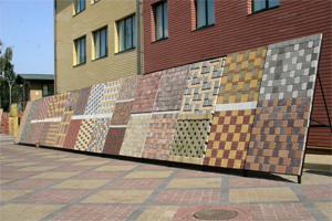 Образцы плитки в строительном магазине