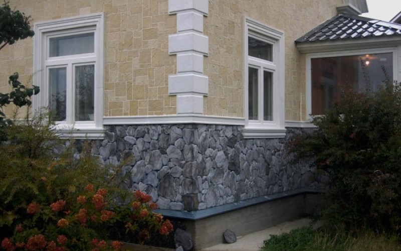 Применение натурального камня для цоколя дома: материалы, цены, рекомендации по облицовке