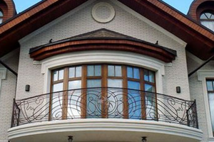 Кованый радиусный балкон
