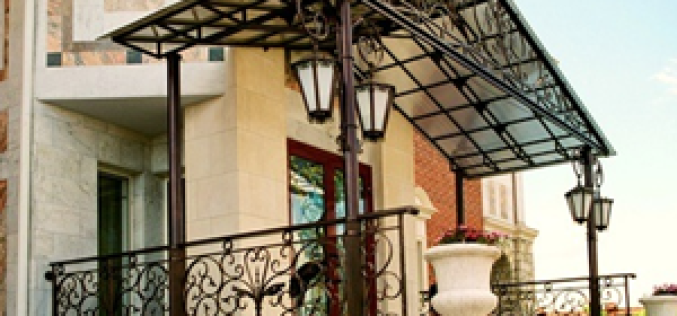 Кованое крыльцо — роскошное дополнение к фасаду частного дома