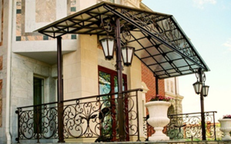 Кованое крыльцо — роскошное дополнение к фасаду частного дома