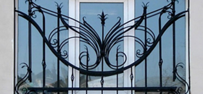 Металлические решетки на окна — декоративный и функциональный элемент фасада здания, фотогалерея