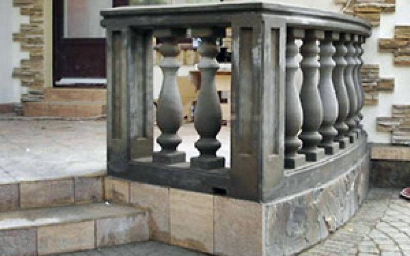 Примеры использования балясин из бетона в декоре частных домов
