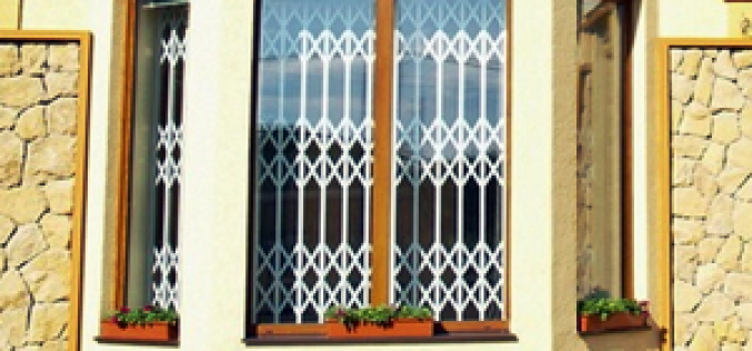 Конструктивные особенности раздвижных металлических решеток, способы их установки на окна