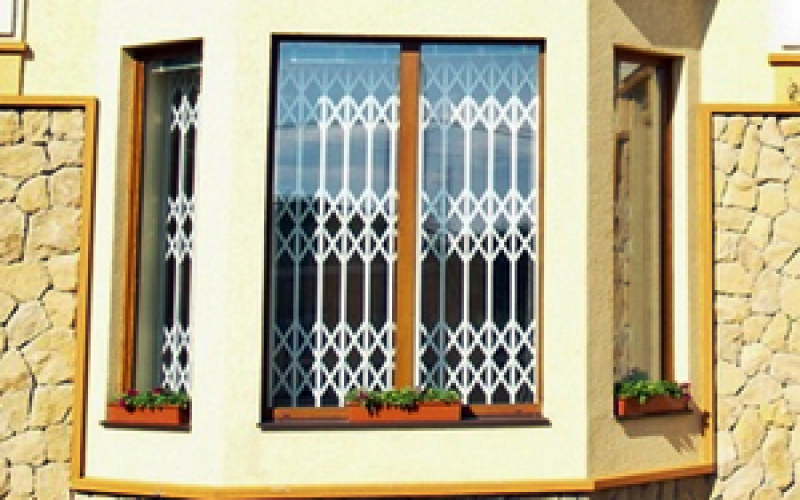 Конструктивные особенности раздвижных металлических решеток, способы их установки на окна