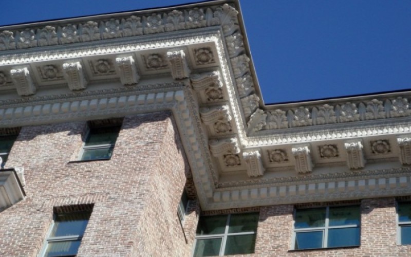 Отделка фасадов и архитектурные элементы из стеклокомпозитов от Декострой