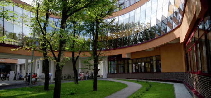Фасадное остекление в облике здания современной школы