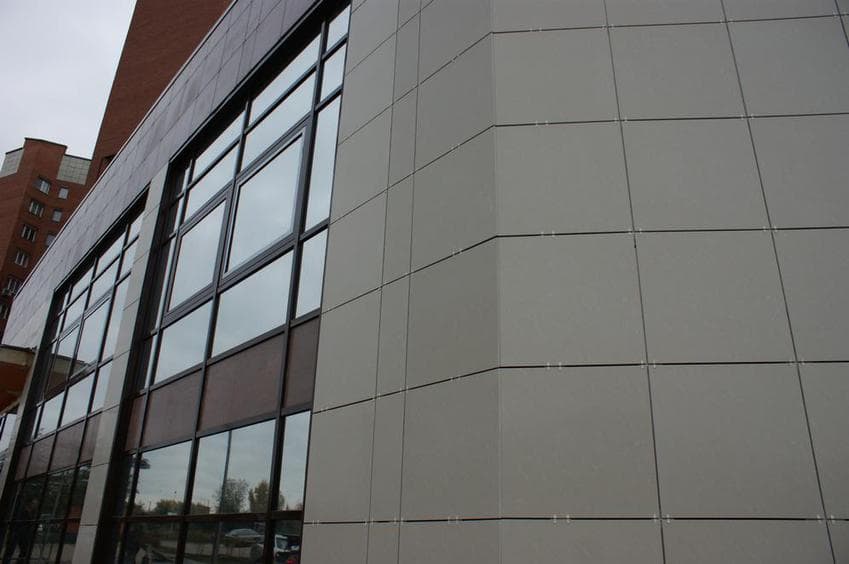 Вид фасада с облицовкой керамогранитом