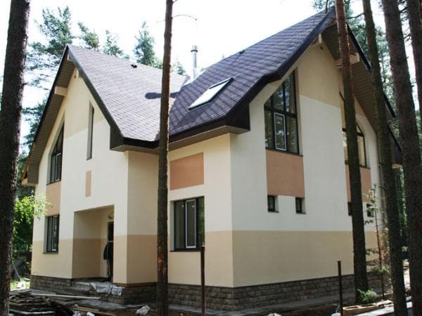 Фасад дома, окрашенный декоративной фасадной краской