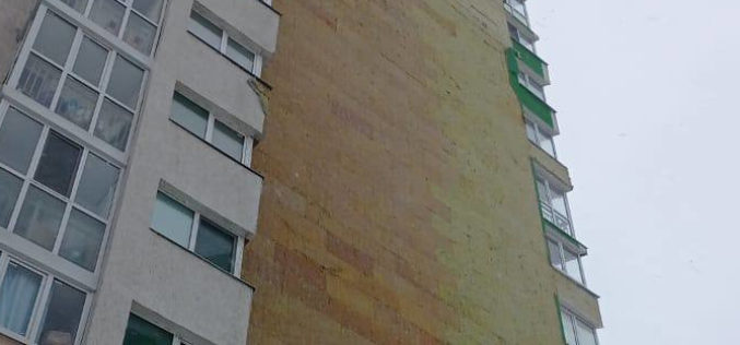 У многоэтажки в Уфе ветром сорвало обшивку фасада